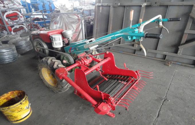 サツマイモの収穫機の小さい農業の機械類の歩く振動鎖